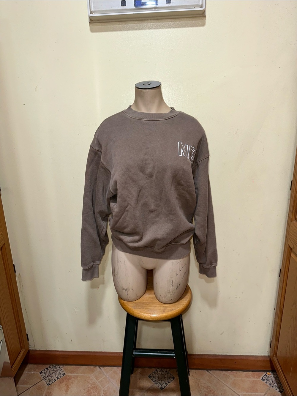 Woman’s Elwood long sleeve crewneck sweatshirt pullover